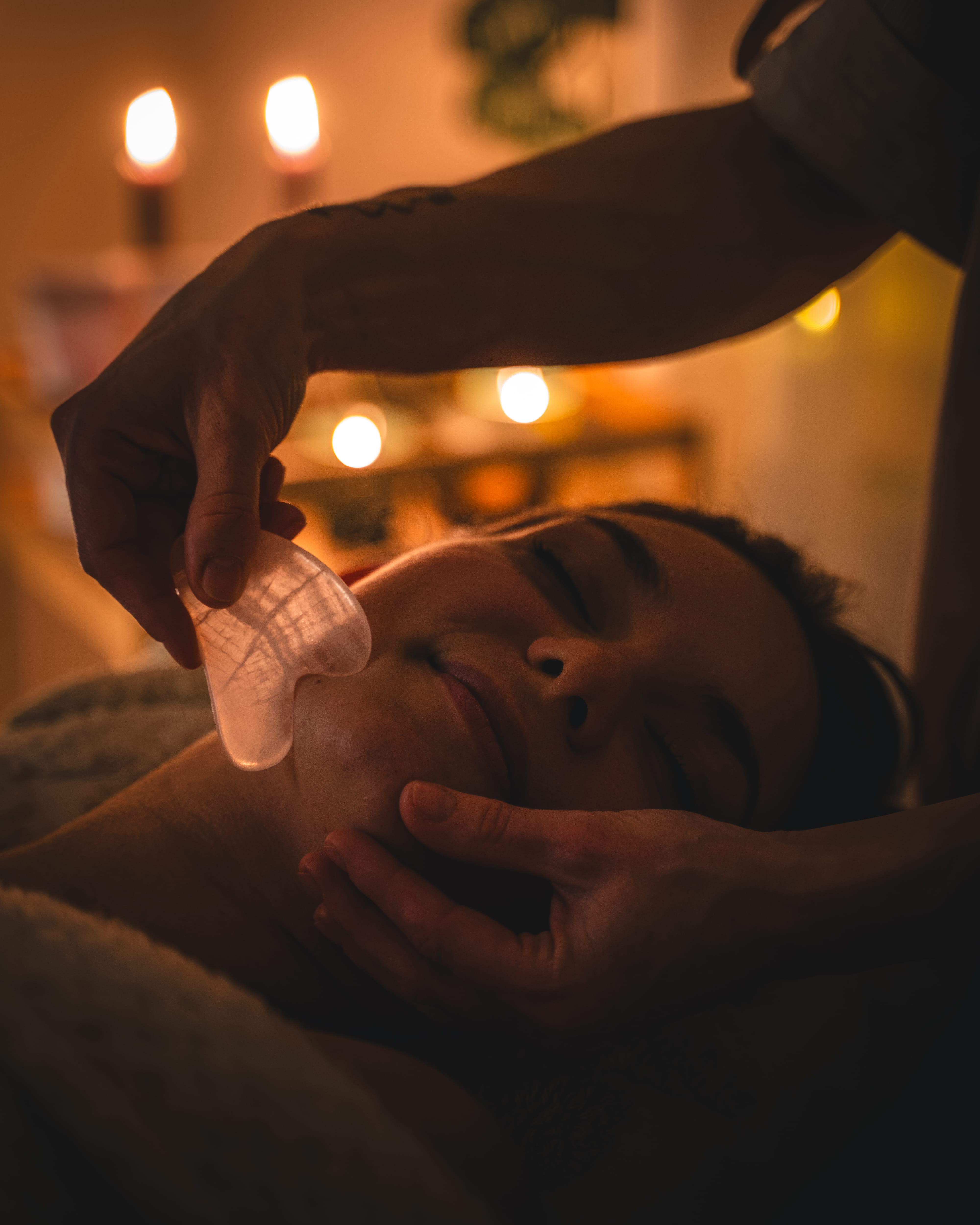 Gua sha arckezelés gyertyafénynél